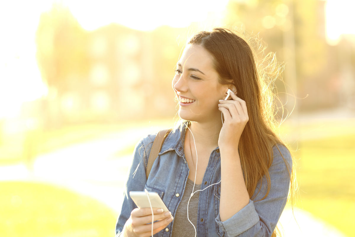 woman-listening-to-headphones-podcast2